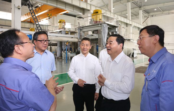 郝鹏与乐天堂fun88集团集团一线科技人员深入交流