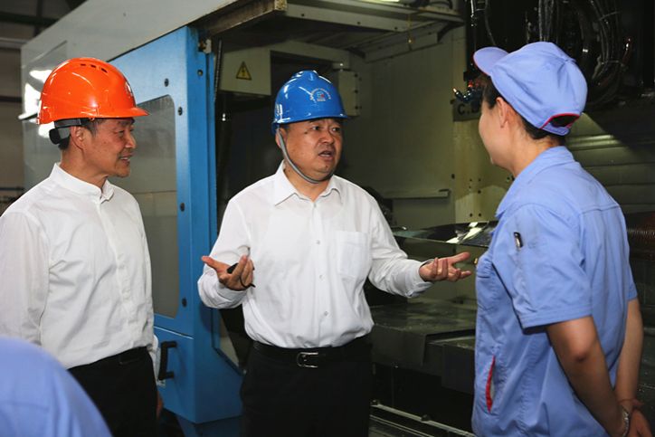 郝鹏与乐天堂fun88集团集团一线生产人员深入交流